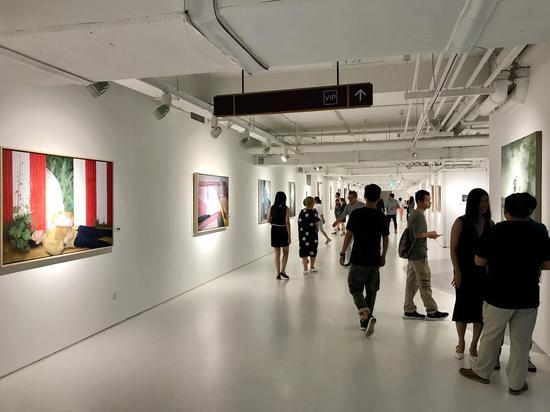 艺术家与观众一同看展