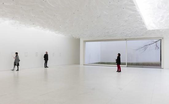 过往展览“菲利普·帕雷诺:被时间染色的空间"现场,塞拉维斯现代艺术博物馆《言语泡泡(透明)》,2017年,聚酯薄膜、氢气,图片:艺术家惠允