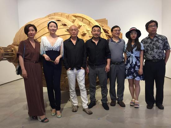 左起:张果、艺术家潘然、策展人俞可、艺术家奚建军与友人合影