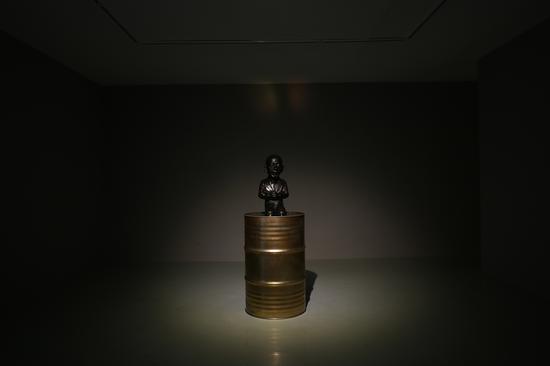 奚建军《坐在油桶上的人》(行为雕塑),165x60cm, 油桶铸铜,2015