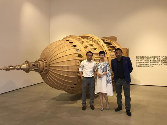 左起:策展人黄笃、艺琅国际谢蓉、艺术家奚建军