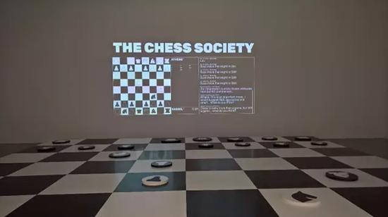 Bili Bidjacka的国际象棋对弈装置作品(Guojing Zhou)