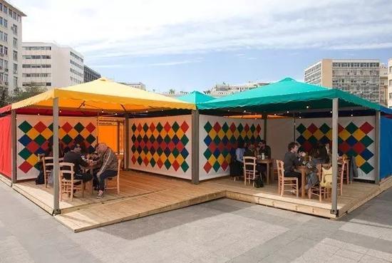 Rasheed Araeen, Shamiyaana – Food for Thought Thought for Change, 2016–2017, Baldachine mit geometrischem Patchwork, Kochen und Essen, Kotzia–Platz, Athen, documenta 14, Foto Yiannis Hadjiaslanis