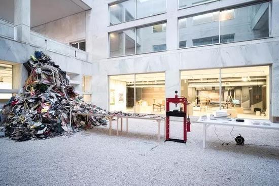 Daniel Knorr, Βιβλ ο Καλλιτ χνη, 2017, materialization, installation view, Athens Conservatoire (Odeion), documenta 14, Daniel Knorr/VG Bild-Kunst, Bonn 2017, photo: Mathias Vlzke