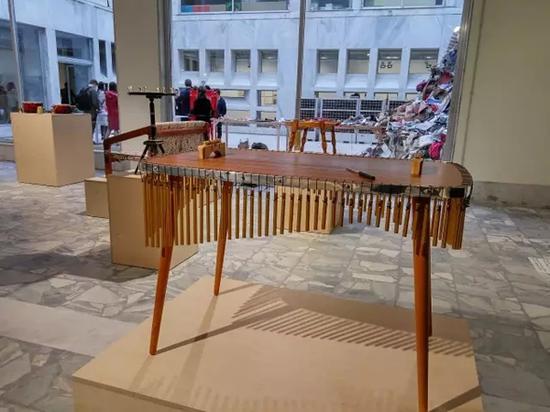 雅典音乐学院展区现场,室外为Daniel Knorr作品,室内为Nevin Aladag作品(?Guojing Zhou)