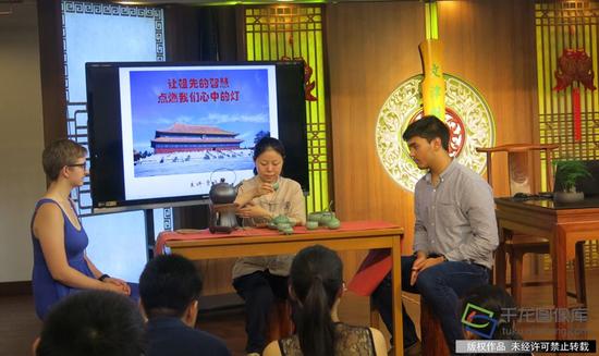 “文化自信-大国真传”大讲堂开始前,北京化工大学的外国留学生感受中国茶文化。千龙网记者 纪敬摄