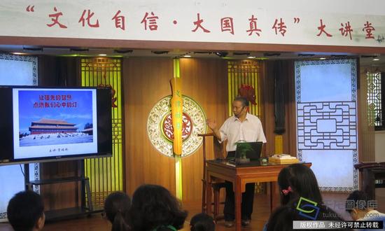贾福林于1999年进入太庙研究室工作,一直潜心研究太庙文化,在2005年出版了专著《太庙探幽》,被中国古建筑学家罗哲文先生称为“太庙研究第一人”。千龙网记者 纪敬摄