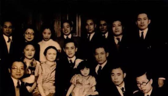 与中国留法艺术学会会员合影 1935年