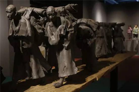 渡 | 滕毅 | 156×500cm | 青铜、白钢 | 2017年