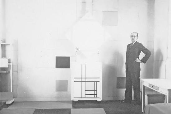 《彼埃·蒙德里安在画室》(Piet Mondrian in his studio),1933年,摄影:查尔斯·卡斯滕(Charles Karsten)