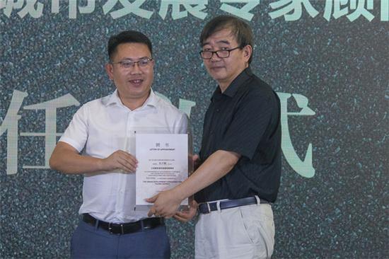 义龙新区党工委副书记、管委会副主任潘维维为天津大学建筑学院副院长,教授、博士生导师孔宇航颁发聘书