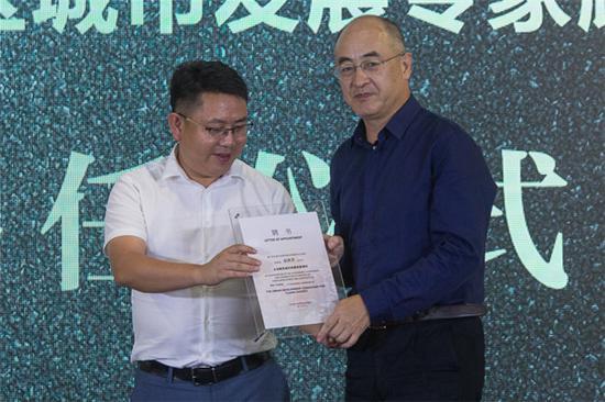 义龙新区党工委副书记、管委会副主任潘维维为厦门大学建筑与土木工程学院、经济学院和王亚楠经济研究院双聘教授赵燕菁颁发聘书