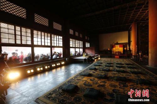 资料图:2016年,北京故宫启动“点亮历史”原状展陈照明方案,包括前三殿(太和殿、中和殿、保和殿)、后三宫(乾清宫、交泰宫、坤宁宫)在内的中轴线六大宫殿几百年来首次亮灯。中新社记者 杜洋 摄