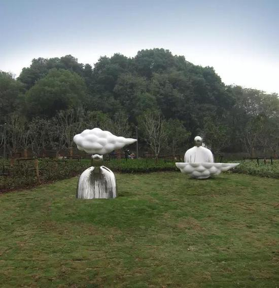 王志刚 云起落 金属 130×130×180cm×2 2006