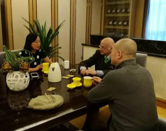 艺术家张红梅,国际策展人桑福先生,艺术家傅榆翔一起工作交流