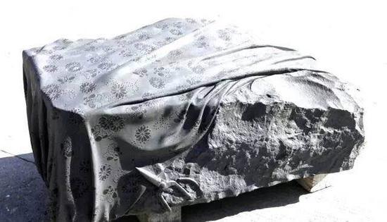夏和兴,《顽石通灵》,花岗岩,100×65×400cm,2012年
