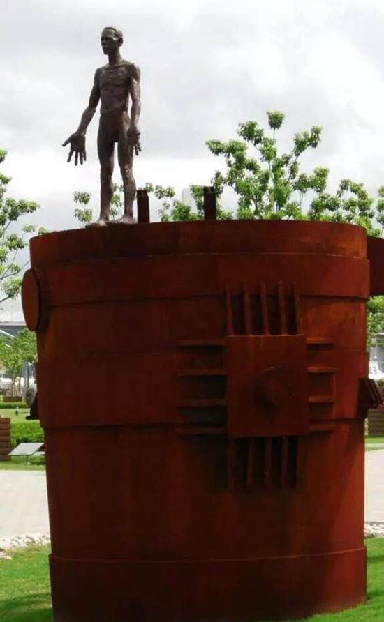夏和兴,《守望的人》,铜、钢 , 280×200×200cm ,2012年上海世博会江南广场