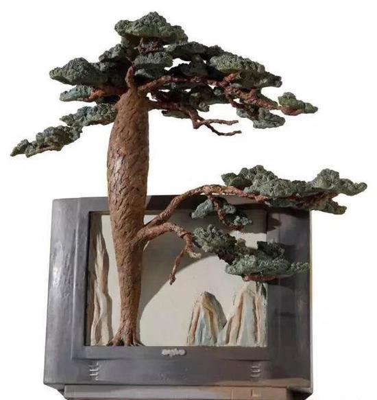 夏和兴,《荒诞的迎客松》,铸铜 ,45×50×120cm ,2012年