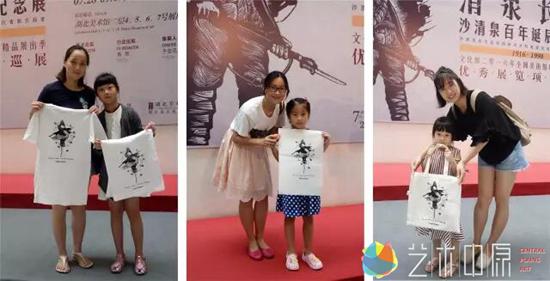 “把艺术带回家——丝网版画印制体验”活动