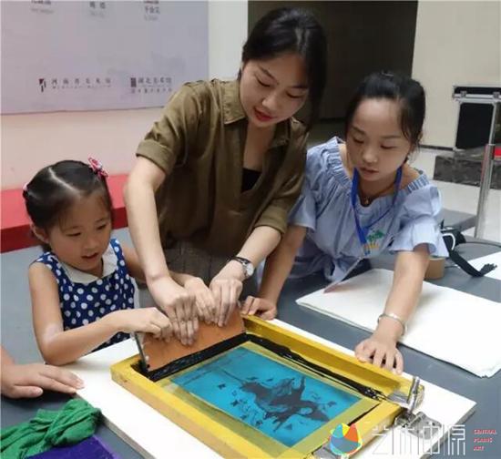 “把艺术带回家——丝网版画印制体验”活动