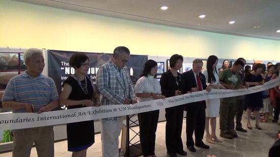 第二届无界国际艺术展联合国总部终展隆重剪彩仪式 剪彩嘉宾:邝业荣,纽约州参议员Daniel Squadron代表,梅建国,Yanwei Liang, Nancy Tong, William Colton, 燕柏彤,郑学武,邓震,苏东,彭欣(从左至右)
