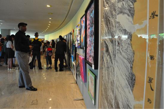 现场展出来自世界各地青少年艺术家的优秀作品