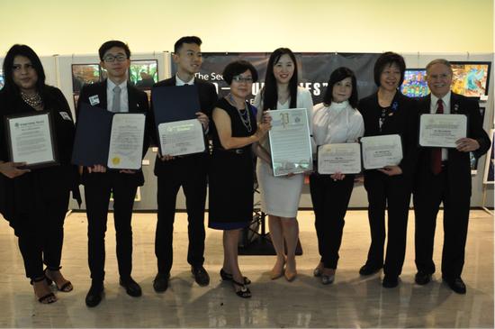 无界国际艺术展发起人燕柏彤和无界组委会获得 City of New York Office of the Comptroller Scott M。 Stringer,纽约市议员Peter Koo、纽约市议员Nily Rozic、纽约市议员Margaret Chin、纽约州众议员William Colton颁发的社会贡献奖,美国众议院、纽约州参议员Daniel Squadron、纽约州众议员Yuh-Line Niou的表彰