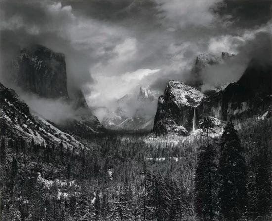 安塞尔·亚当斯(Ansel Adams),《冬日风暴散去》(Clearing WinterStorm),加州优胜美地国家公园(Yosemite National Park),1938年,估价:6万至8万美元。图片:Image courtesy of Christie‘s Images Ltd。 2017