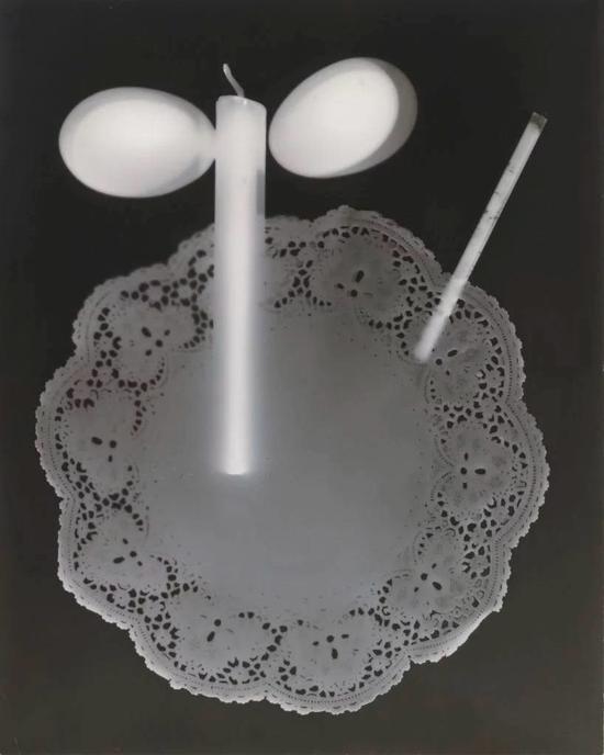 曼·雷《实物投影法》(Rayograph),1923。估价:20万到30万美元。图片:Image courtesy of Christie‘s Images Ltd。 2017