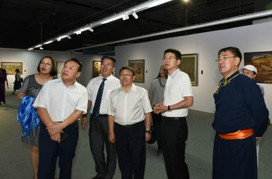 策展人巴特(右一)陪同领导嘉宾参观展览