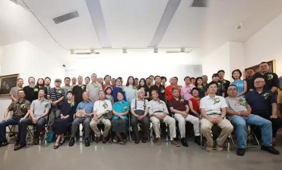 参展艺术家合影
