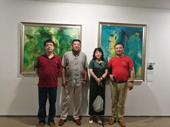 参展艺术家曾文(右二)与嘉宾合影