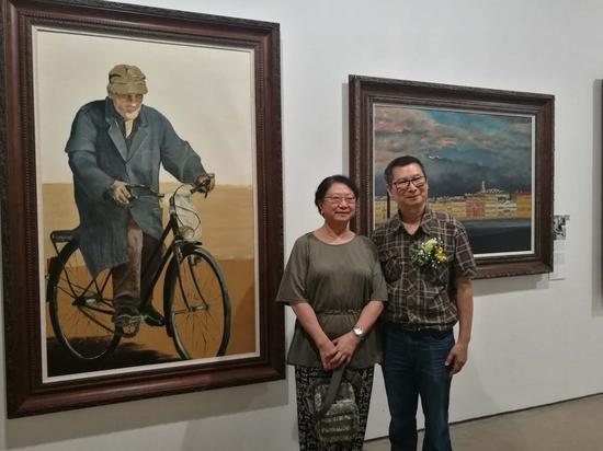 参展艺术家罗章才(右一)