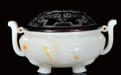 清乾隆 白玉留皮朝冠耳兽足炉