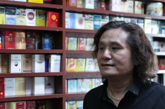 徐锦明在他的私人博物馆中(本文图片均除注释外均由记者熊丰本人拍摄)
