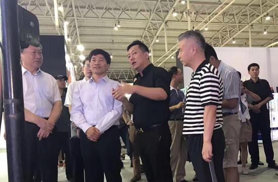 杜飞进部长参观中国惊奇先生展台