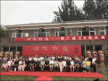 参加展览的嘉宾合影留念