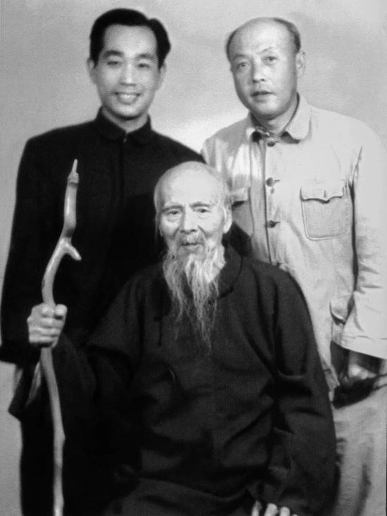 前:齐白石,后左起:许麟庐、李苦禅