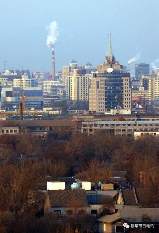 烟囱:北京市区几个烟囱排放的白色烟气(2004年12月27日摄)新华社记者李文 摄
