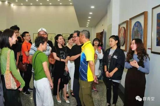 赵绪成老师和于友善老师在画展现场与同学热烈讨论