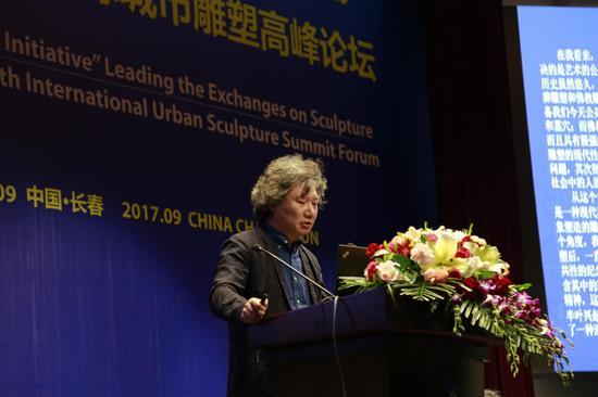 国际当代艺术研究中心研究员、中国美术家协会《美术》杂志执行主编尚辉上台演讲
