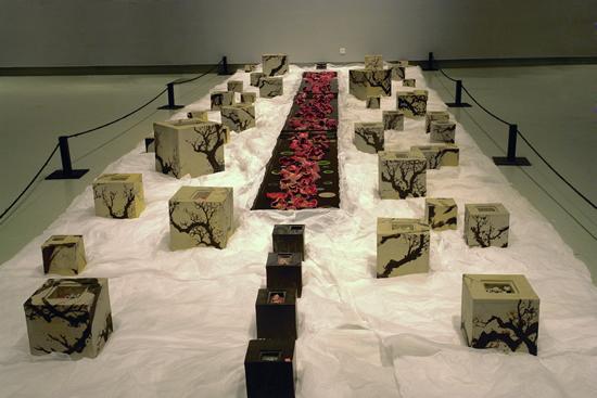 黄新本 红楼梦 • 葬花现代 600×300×200cm 陶艺装置 2005 年