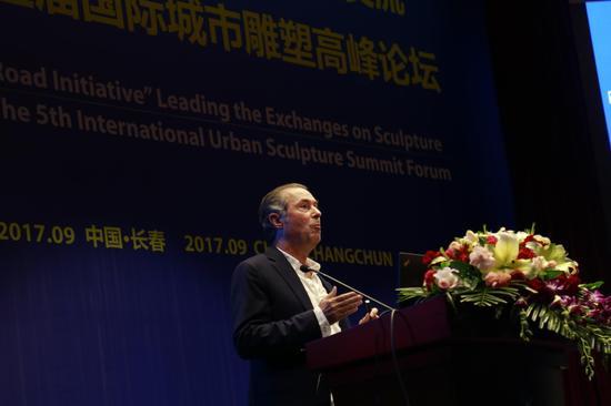 国际动态艺术协会主席拉尔方索上台演讲