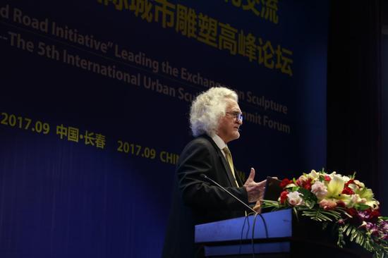 白俄罗斯国家美术馆馆长弗拉基米尔·普罗科普佐夫上台演讲