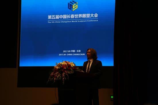 吴为山上台演讲
