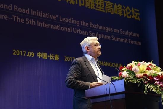 德国波恩文化艺术基金会主席沃尔特·斯麦林上台演讲