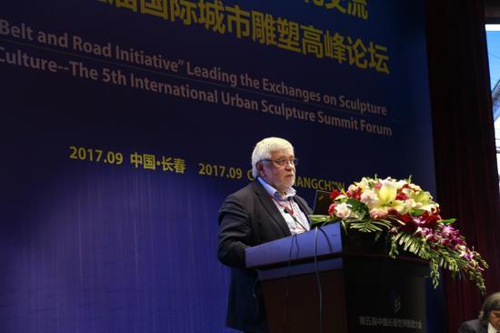 俄罗斯东方民族艺术博物馆馆长亚历山大·谢多夫上台演讲