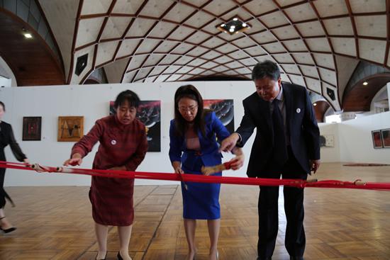 中国驻捷克大使馆文化参赞吴光女士参观展览时与来自中国山西襄汾县丁村土布的非物质文化遗产传承人互动,体验传统棉纺技艺中的刷线