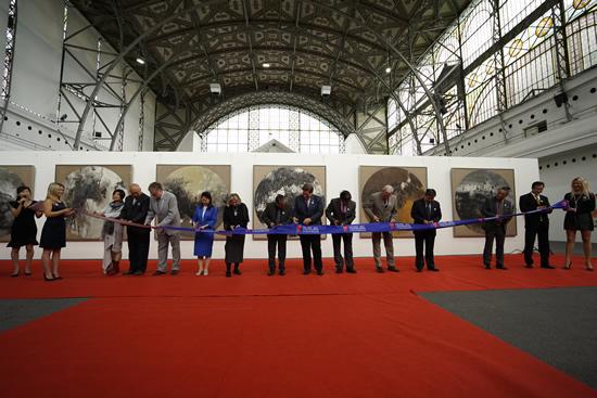 布拉格中欧国际艺术双年展创始人、著名艺术家、组委会主席李海旺先生等嘉宾剪彩,并宣布双年展开幕