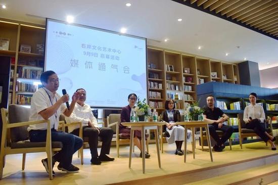 鼎城区委宣传部常务副部长杨斌 (左一)